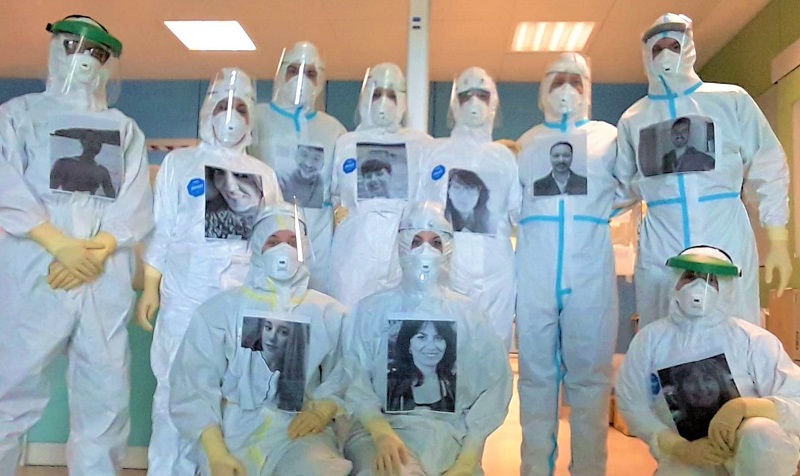 nella foto un gruppo di infermieri della Terapia Intensiva 