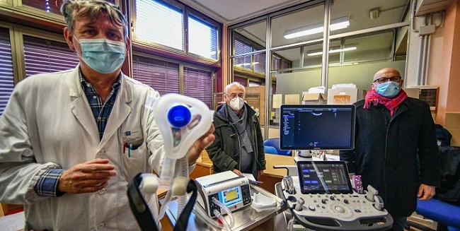 In foto il dottor Giannasi con il presidente della Fondazione Santa Maria Nuova, Giancarlo Landini e il sindaco di Scandicci, Sandro Fallani