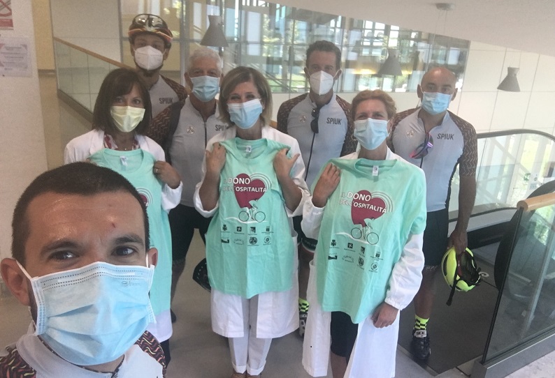 Nella foto i ciclisti siciliani con la delegazione dell'ospedale San Jacopo    