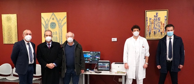 Nella foto un momento della donazione