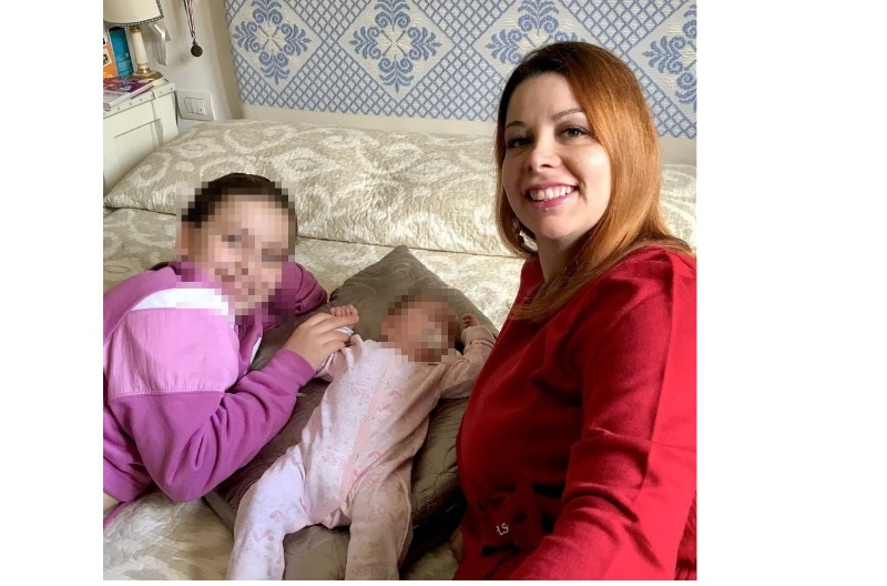 Foto della mamma e i due figli (foto autorizzata)