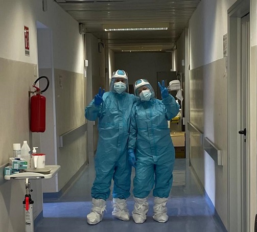 l'interno del reparto con due operatori sanitari 