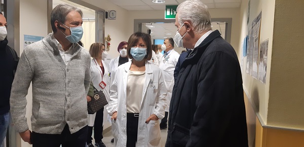 Nella foto da sx: dottor Berti, direttore dipartimento di prevenzione, dottoressa Di Renzo attuale direttore rete ospedaliera e il presidente Giani il giorno 27 dicembre 2020 