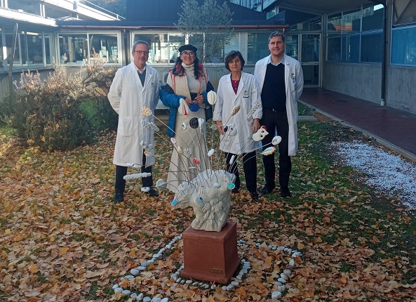 Foto dellartista con il direttore sanitario