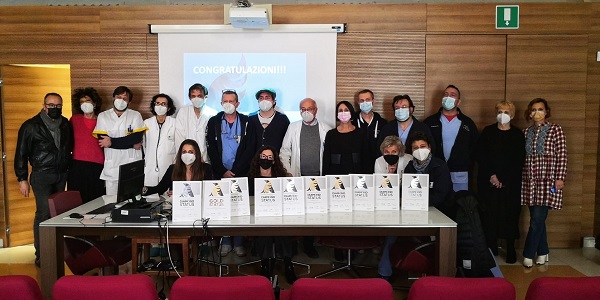 Foto ridotta gruppo Stroke Team con i premi ricevuti