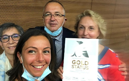 Il ritiro del premio dal dott. Palumbo e dagli altri professionisti del Santo Stefano