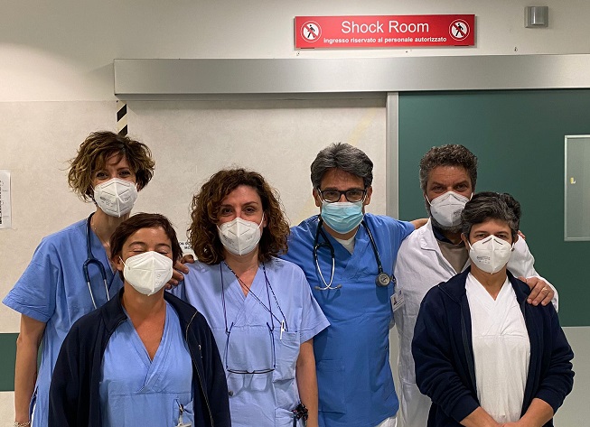 Nella foto il dottor Vanni insieme al personale sanitario del pronto soccorso di Empoli, tutti gli operatori sanitari sono in divisa, con la mascherina, si trovano all'interno del pronto soccorso