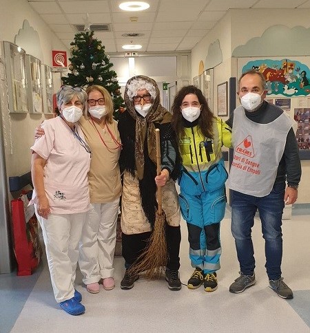 Nella foto la Befana con gli operatori