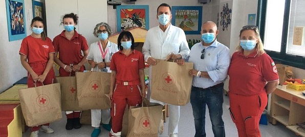 Nella foto il momento della consegna: al centro il dottor Bernardini, a sinistra la dottoressa Iannotta