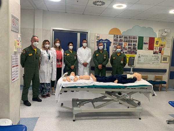  un'immagine della donazione alla presenza di una delegazione della 46 ª Brigata Aerea di Pisa insieme al personale sanitario dell'Ospedale San Giuseppe 