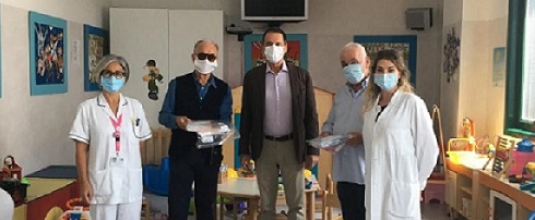 Nella foto un  momento della donazione con il dottor Roberto Bernardini, direttore pediatria Empoli, la dottoressa Federica Iannotta, coordinatore infermieristico pediatria ed alcuni rappresentanti dell'Associazione 