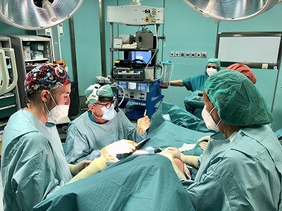 Nella foto un'immagine dell'intervento con il team di professionisti 