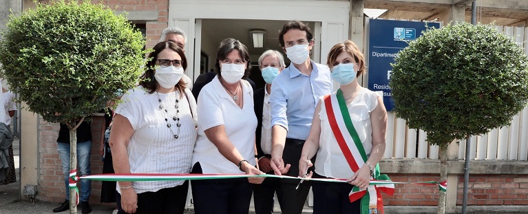 nella foto il momento del taglio del nastro 