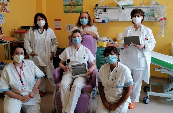 Nella foto la poltrona e l'oftalmoscopio donati