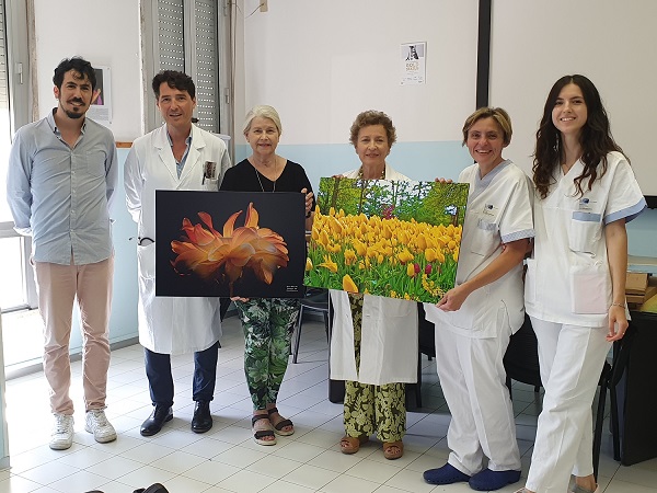 Personale con Elaine Poggi al centro con la drssa Capanni e le foto scattate dai signori Pivi