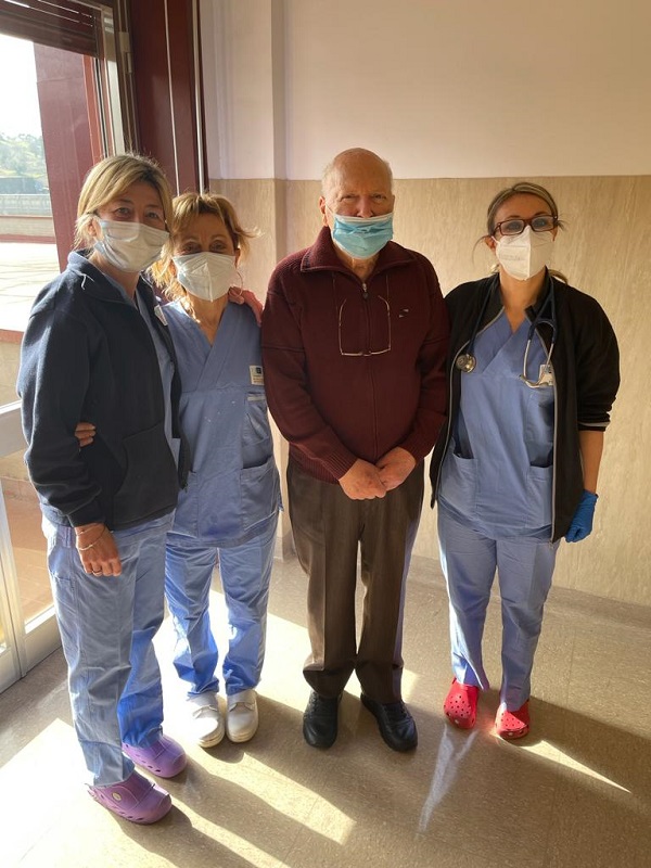 Nella foto il Sig. Mario insieme alle infermiere  