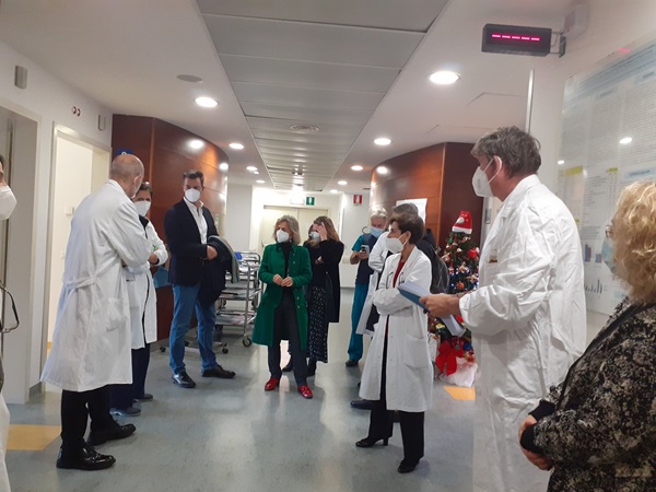 Il direttore di presidio Naldini con Valerio Mari accanto il direttore sanitario Simona Dei 