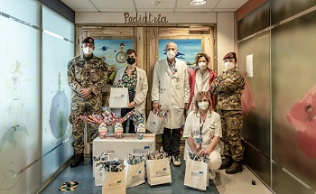 Nelle foto un momento della donazione nell'ospedale Santo Stefano 