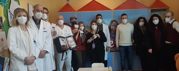Nella foto un momento della donazione alla pediatria