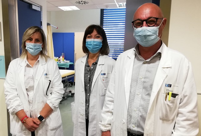 Nella foto la dottoressa Felici, la dottoressa Di Renzo e il dottor Turelli, in un corridoio dell'ospedale San Jacopo