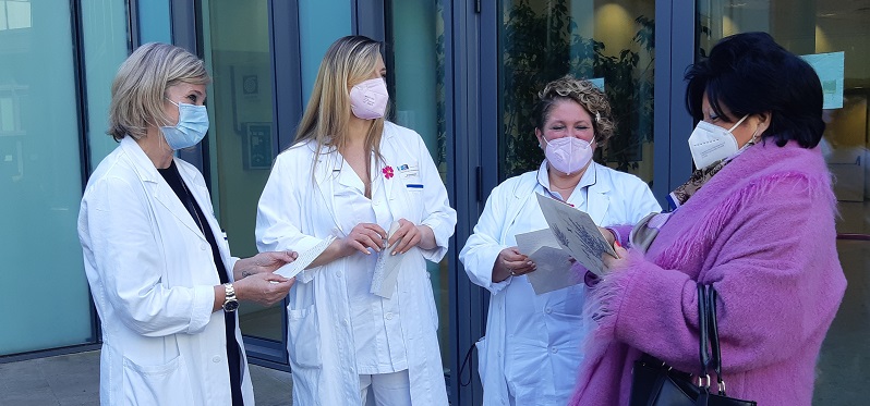 Nella foto sono presenti le dottoresse Monica Chiti, Cascini e Pierinelli e la Signora Osanna Agostini con l'ultima consegna delle lettere per i ricoverati del San Jacopo. Sono poste davanti ad una porta a vetro dell'ospedale San Jacopo di Pistoia. Nella foto emerge, dal volto delle dottoresse, gratitudine nei confronti della signora Osanna Agostini