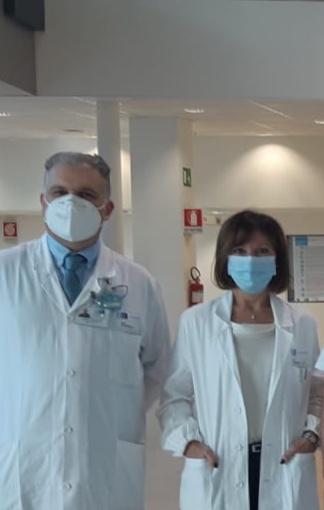 Nella foto il dottor Frosini e la dottoressa Di Renzo all'interno della hall dell'ospedale San Jacopo