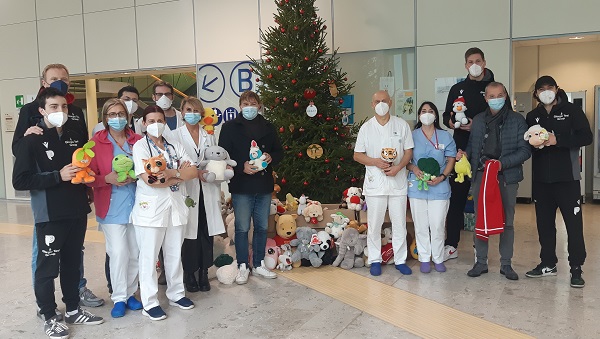 Nella foto un momento della donazione con la delegazione della squadra e il personale del reparto pediatrico 