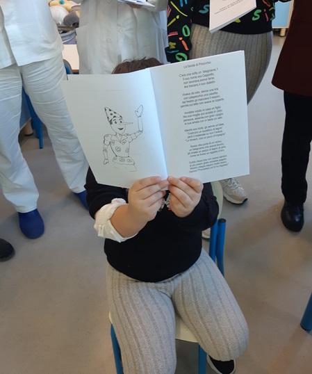 bambina con libro pinocchio 
