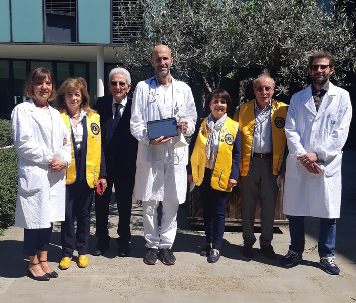 Un momento della donazione della sonda ecografica con i lions la consegna dell'apparecchio da dx Di Renzo, Talini, al centro Donati a sx dottor Leonardo Capecchi dir sanitaria 