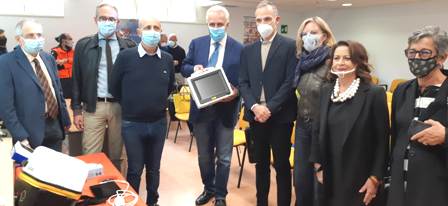 Nella foto Eugenio Giani al momento della consegna degli apparecchi