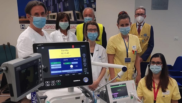 nella foto allegata da sx dottori Barontini e Di Renzo, Capperi e Carradori dei Lions e le ostetriche del punto nascita 