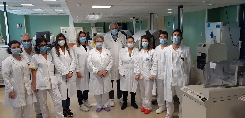 Nella foto operatori laboratorio microbiologia con dottor Santoni e dottoressa Melani   