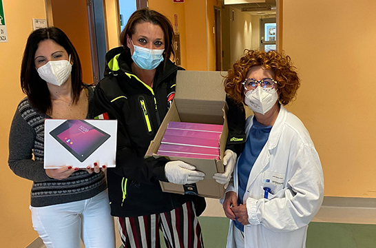 Nella foto sono presenti le dottoresse Elettra Pellegrino medico direzione sanitaria, Francesca Squilloni presidente Stremao e Donatella Aquilini direttore malattie infettive con in mano i tablet donati. Sono in un corridoio dell'ospedale Santo Stefano di Prato. I volti delle dottoresse esprimono gratitudine 