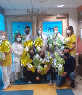 Un momento della donazione - gruppo di operatori di pediatria e rappresentanti dell'Associazione Prato Aiuta Prato grazie