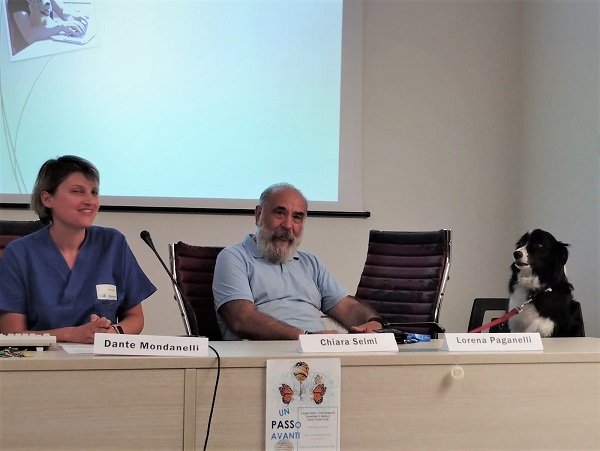 Nella foto la facilitatrice del progetto Chiara Selmi, con Michele parente di una paziente che ha usufruito del progetto PASS e la canina Olivia che la ha seguita in ospedale durante visite e ricoveri