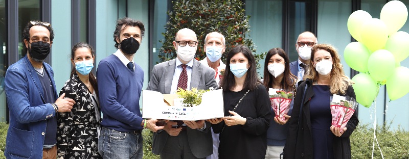 Inaugurazione giardino ospedale progetto green care. Nella foto si vedono un gruppo di persone, in piedi nel giardino dell'ospedale di Prato. Tra questi il sindaco Matteo Biffoni, l'assessore Valerio Barberis, il Consigliere regionale Ilaria Bugetti e il direttore dell'ospedale di Prato Daniela Materrese.