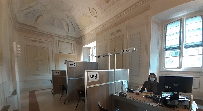 Nella foto c'è una operatrice davanti un computer all'interno di una delle sale di villa margherita