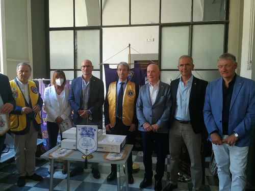 La dottoressa Lucilla Di Renzo in mezzo ai membri Lions