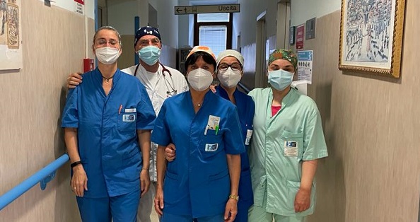 Nella foto un gruppo di infermiere, un medico e un oss, in divisa all'interno di un corridoio dell'Ospedale SS Cosma e Damiano di Pescia. Tutti con la mascherina 