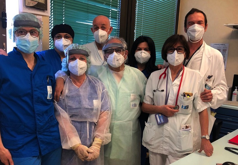 Nella foto si vede la dottoressa Gessica Italiani con medici, infermieri ed oss della cardiologia dell'Ospedale di Pescia, tutti in divisa, con la mascherine ma si percepisce comunque che siano tutti sorridenti.