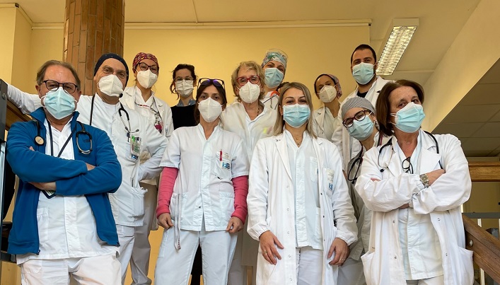Nella foto al centro la dottoressa grazia panigada con un gruppo di medici e infermieri