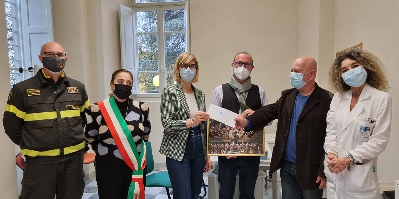 nella foto al centro la dottoressa Sara Melani e l'assessore alle politiche sociali Fiorella Grossi, il Comandante Fabio Tossut, il presidente dell'Associazione Uniti per la Valdinievole Fabrizio Bonelli e i dottori Pazzagli e Iannopollo 