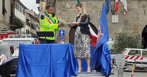 Nella foto la dottoressa Sara Melani riceve l'Encomio