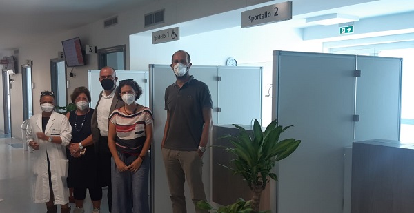 Nella foto: da destra a sinistra, all'interno del nuovo Centro Prelievi di Sesto Fiorentino: Andrea Francalanci (direttore zona distretto fiorentina nord-ovest) , Camilla Sanquerin (Presidente della Società della Salute), il dottor Lorenzo Pescini direttore amministrativo AUSL Tc , Piera Ancarola (housekeeper della zona fiorentina nord ovest), Lia Bacchi (Coordinatrice infermieristica del presidio di Sesto Fiorentino)