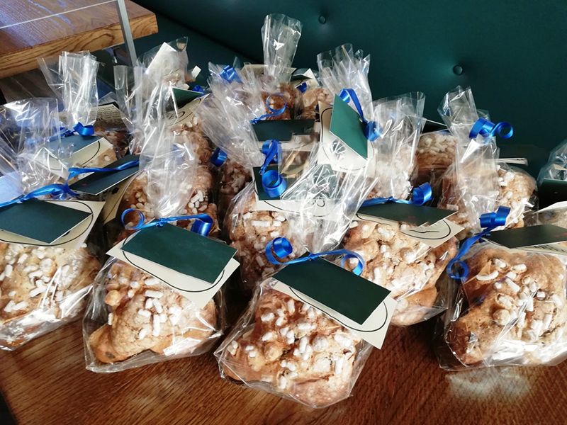 Nella foto sono disposte su un tavolo numerose colombe pasquali incartate