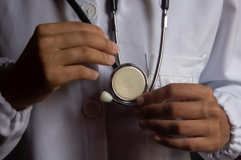 Immagine di un medico con lo stetoscopio