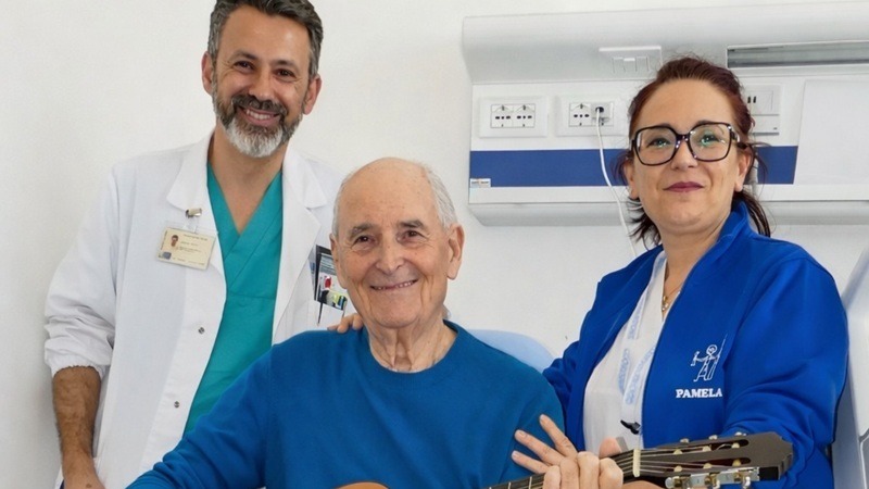 Foto il cantautore con il dott. Baldi e la coordinatrice infermieristica Brasolin