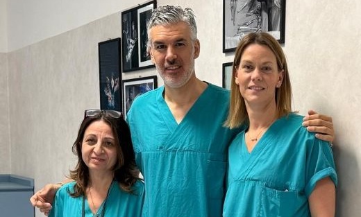 fotografia delle due dottoresse dell'ambulatorio del pavimento pelvico con al centro il direttore della Ginecologia