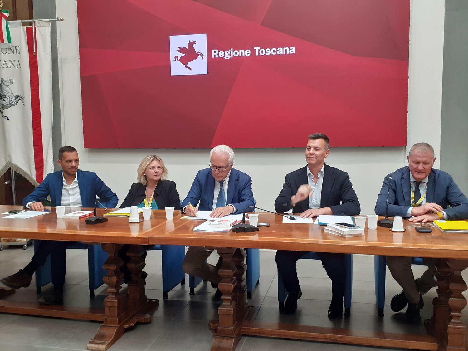 foto del mercatino all'ospedale San Giovanni di Dio e la firma in Regione