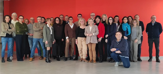 Foto di gruppo dell'ultimo direttivo del Dipartimento oncologico. Nello scatto compaiono circa una trentina di persone.